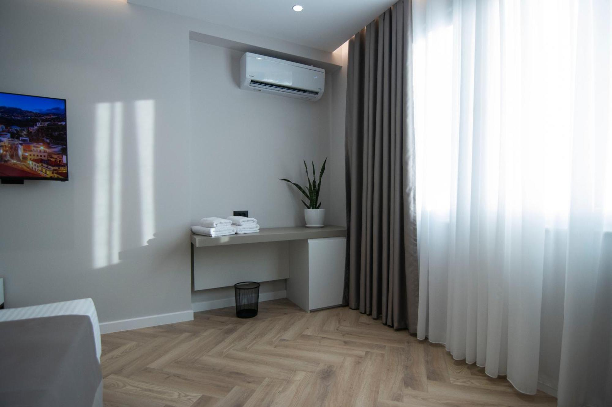 Mina Luxury Rooms ティラナ エクステリア 写真